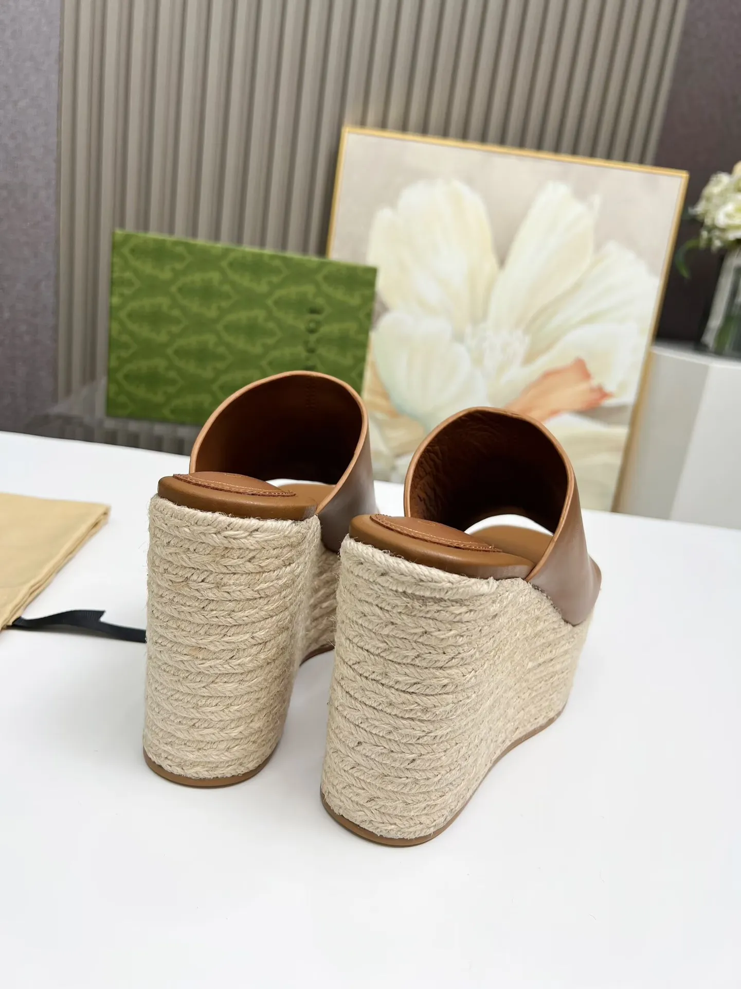 👟👟Ex-factory price 460👟👟 Gucci's new slippers, fashionable, high-end and full of personality✅ Very stable, comfortable and durable for daily use, convenient and unique for daily matching, a must-have classic for summer, the upper is made of GUCCI brand stitching Fabric: cowhide Lining/foot pad: sheepskin Water platform height: 11cm Color: black, white, brown Code number: 35-42 (41 and 42 need to be customized) Packaging: Comes with cloth bag and card.